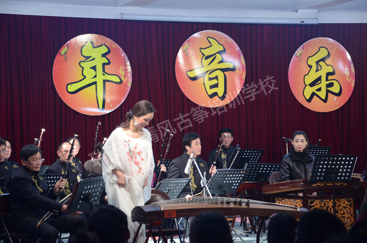 2016林爱萍在瑞安市爱乐乐团新年音乐会弹唱敖包相会