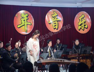 2016林爱萍在瑞安市爱乐乐团新年音乐会弹唱敖包相会